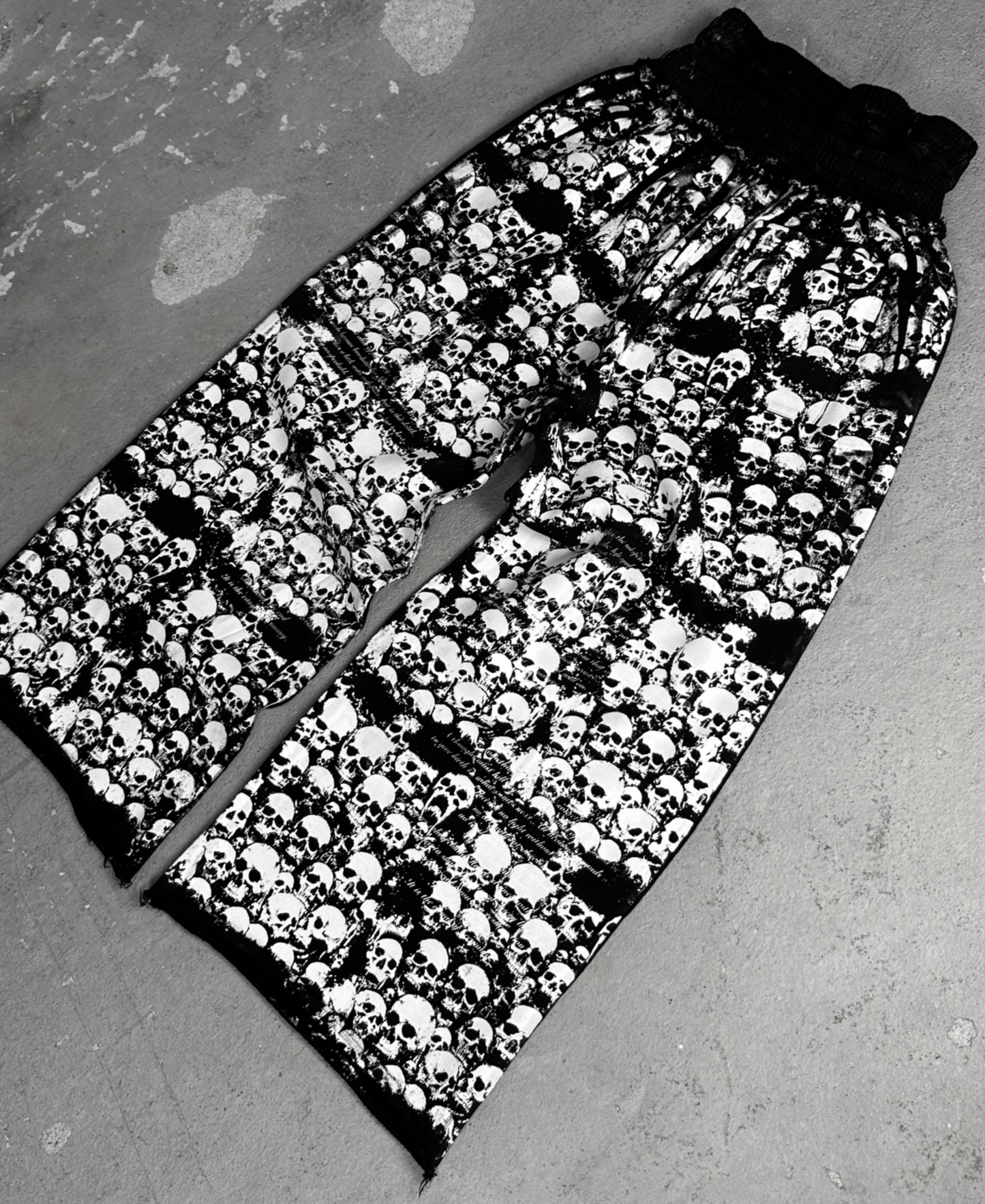 1of1 double waist OVERDXSE ALL OVER SKULL SWEATPANTS (SAMPLE) size L