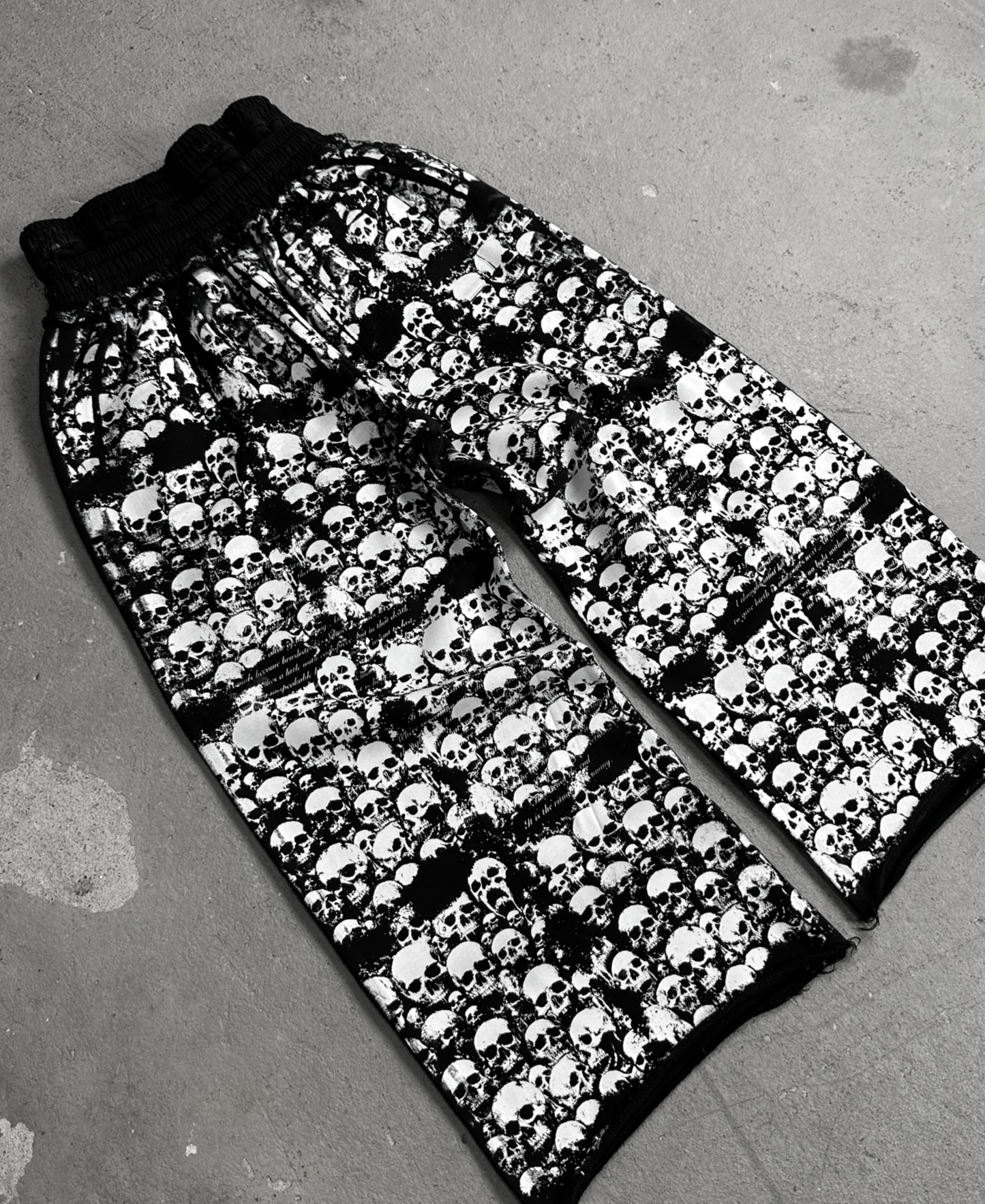 1of1 double waist OVERDXSE ALL OVER SKULL SWEATPANTS (SAMPLE) size L