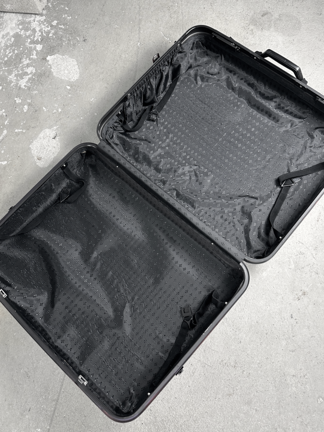 1of1 OVERDXSE „WAKE-UP“ ART SUITCASE